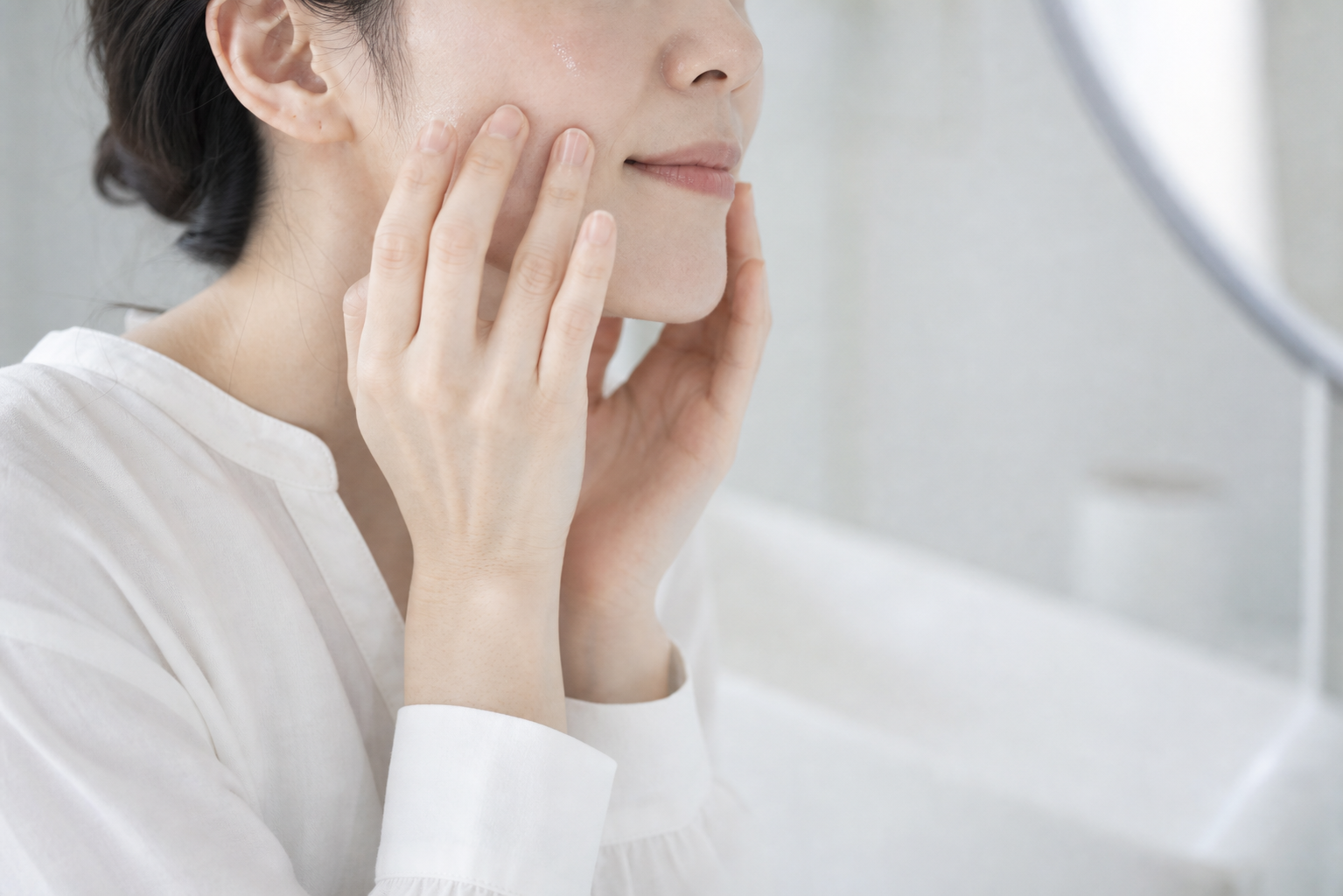 Revinas serumを頬になじませる使用シーン